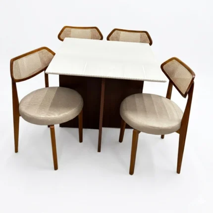 Mesa de Jantar Helo 90x90cm com Vidro e 4 Cadeiras Athenas em Linho Madeira Poliman